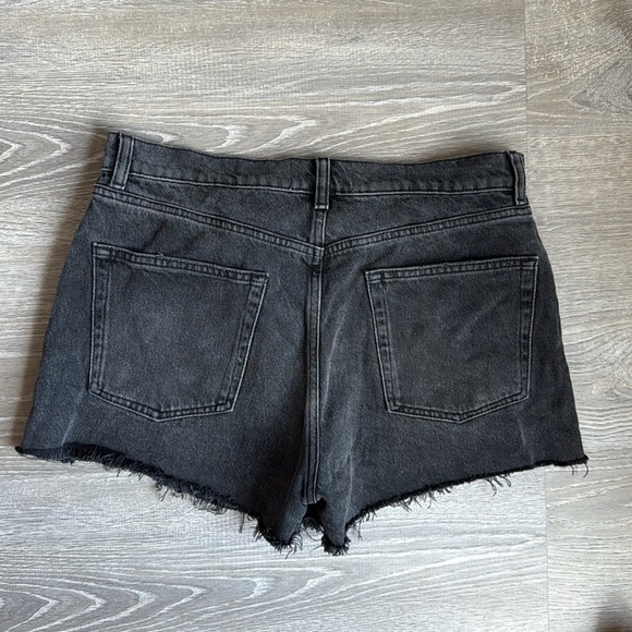 Reformation Charlie High Rise Jean Short in Havana
Wash 30 - Picture 9 of 10